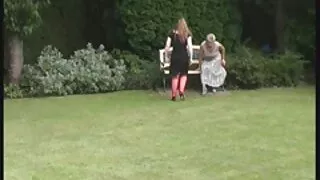 Maggie sechvip sẽ với một đồ chơi!